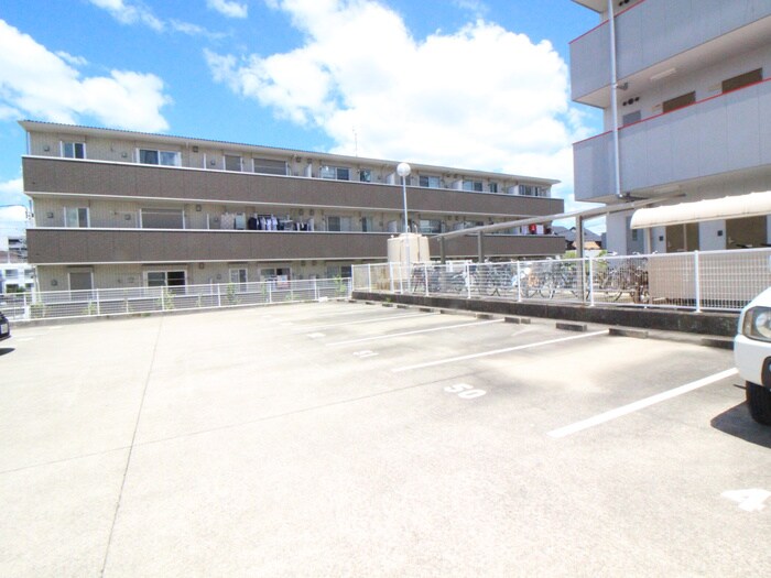 物件外観写真4　(駐車場)