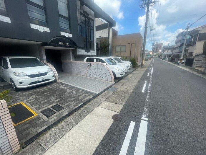 物件外観写真4　(駐車場)