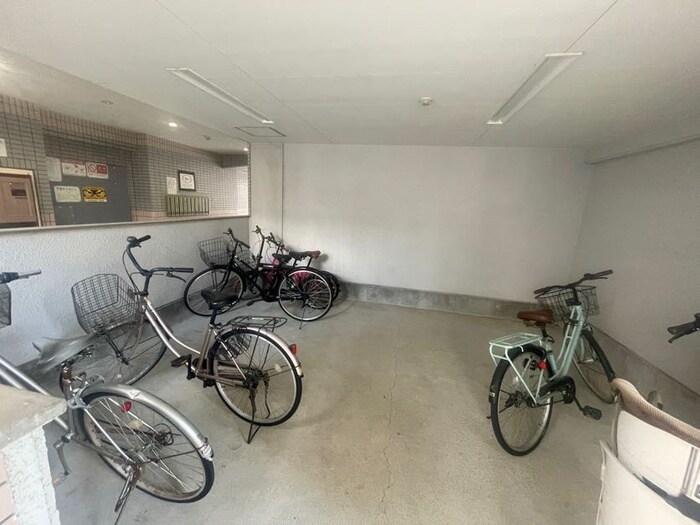 物件外観写真5　(駐輪場)
