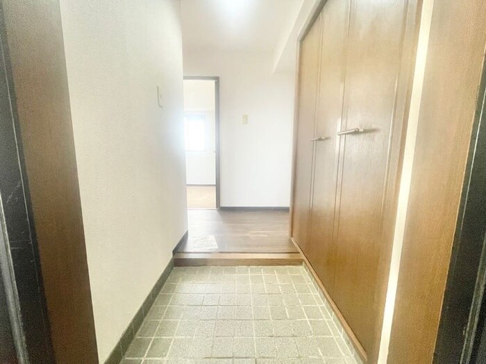 物件内観写真13　(玄関)