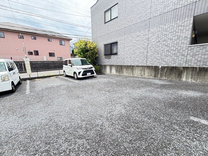 物件外観写真4　(駐車場)