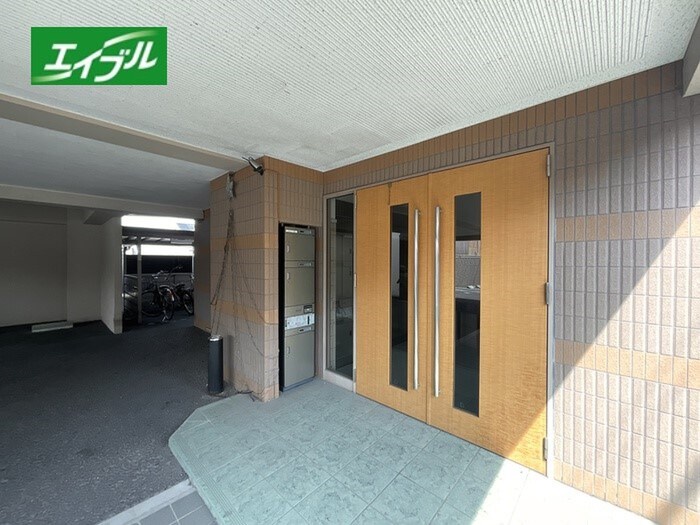 物件外観写真2　(エントランス部分)