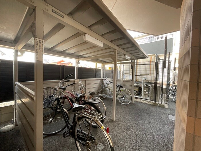 物件外観写真5　(駐輪場)