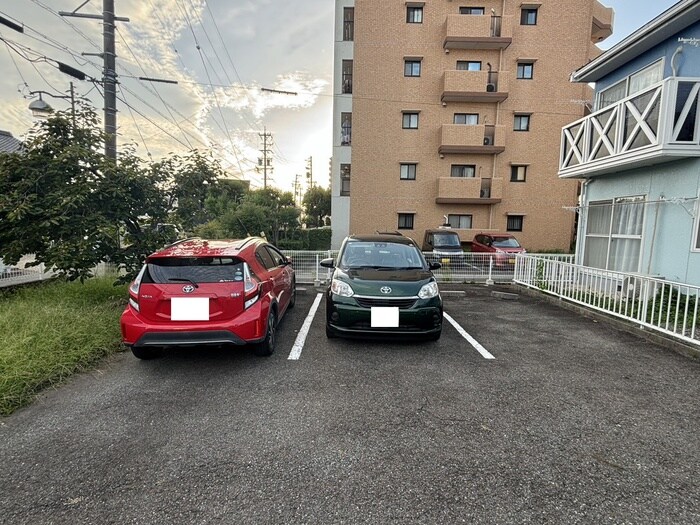 物件外観写真2　(駐車場)
