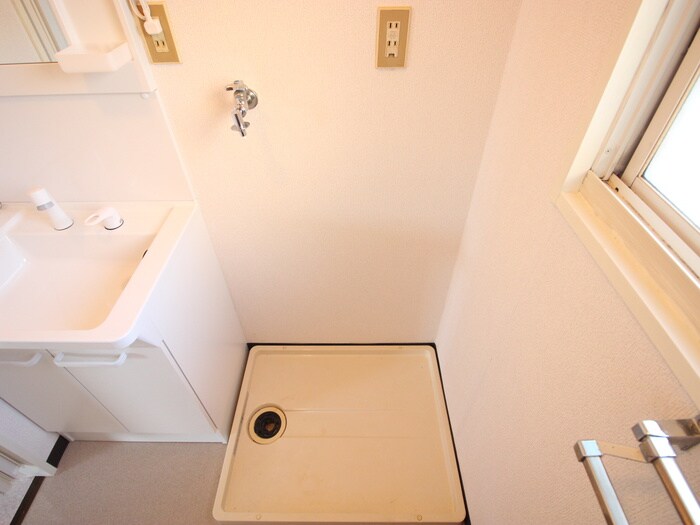 物件内観写真12　(洗濯機置場)