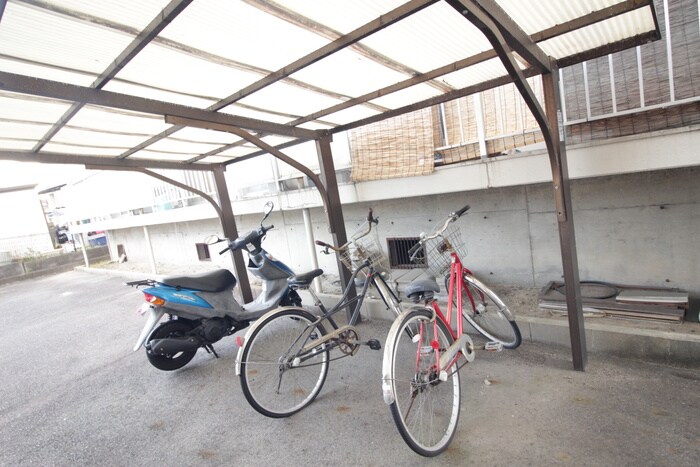 物件外観写真4　(駐輪場)