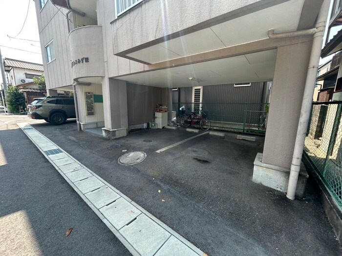 物件外観写真3　(駐車場)