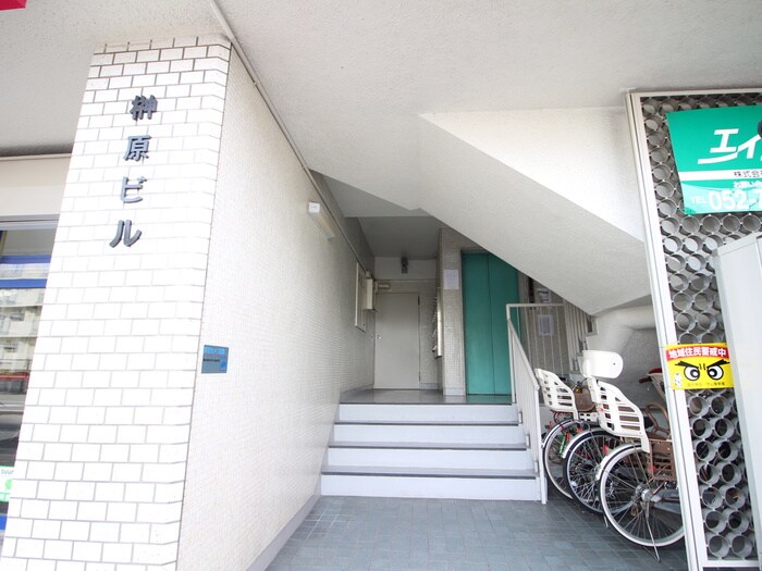 物件外観写真5　(エントランス部分)