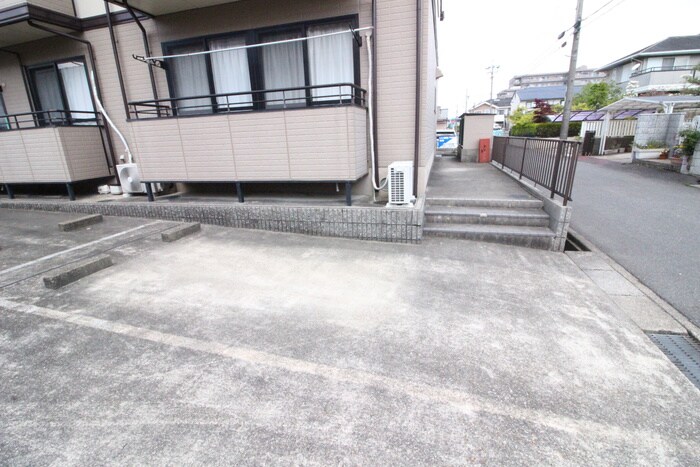 物件外観写真6　(駐車場)