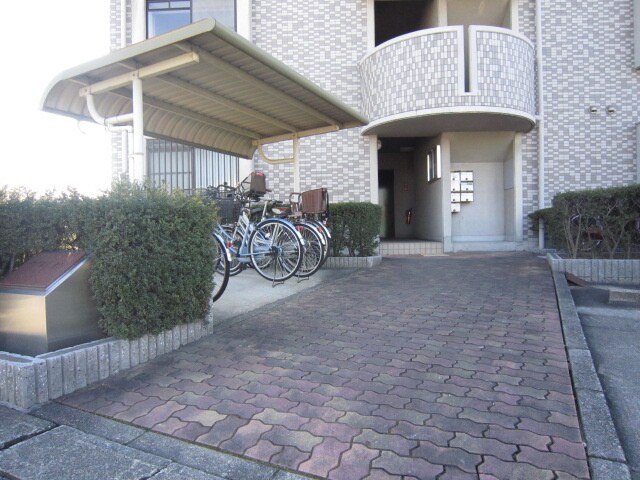 物件外観写真3　(エントランス部分)