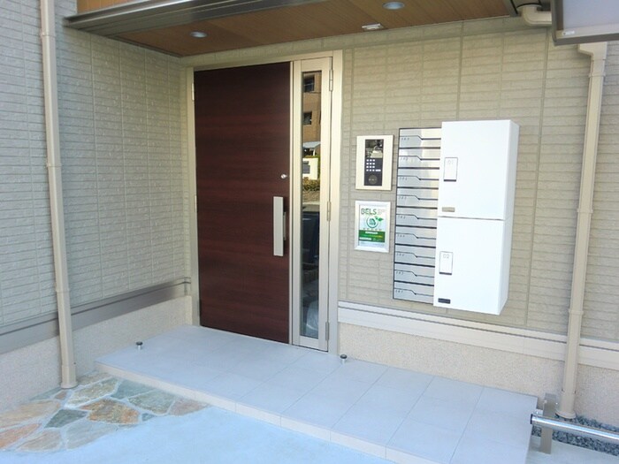 物件外観写真2　(エントランス部分)