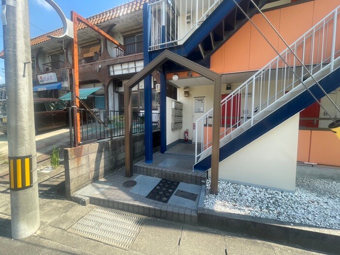 物件外観写真2　(エントランス部分)