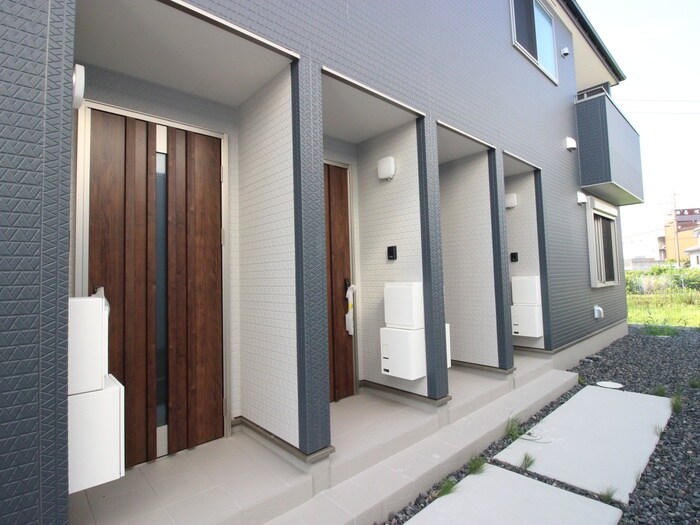 物件外観写真2　(エントランス部分)