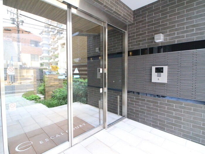 物件外観写真3　(エントランス部分)