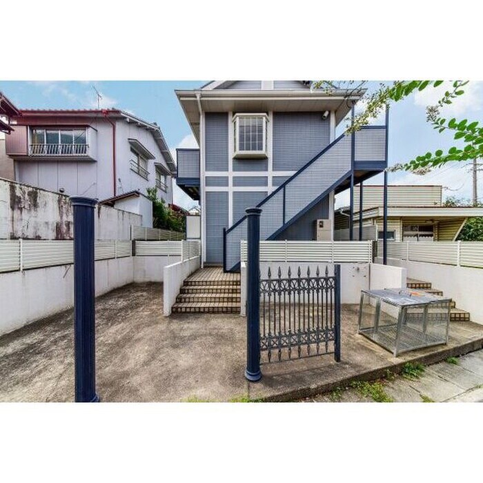 物件外観写真3　(エントランス部分)