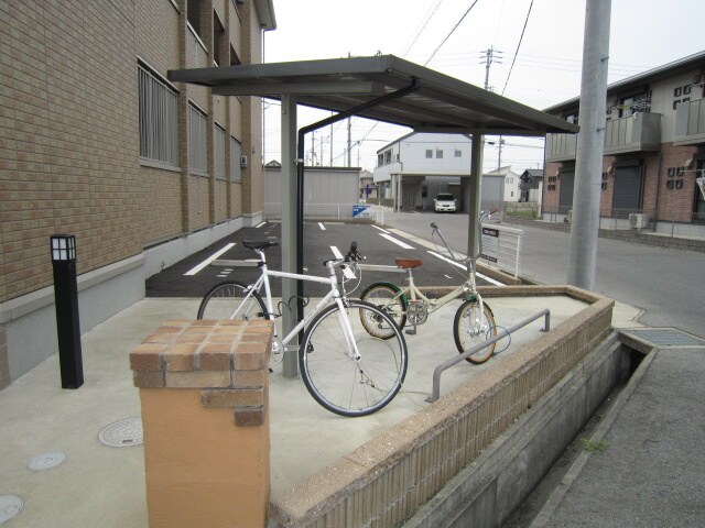 物件外観写真3　(駐輪場)