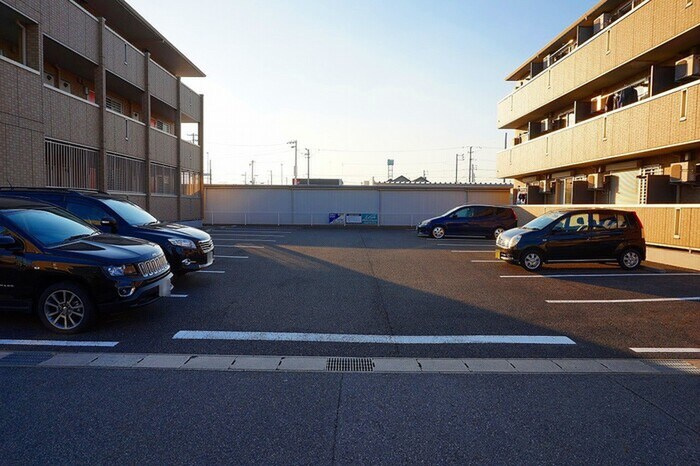 物件外観写真5　(駐車場)