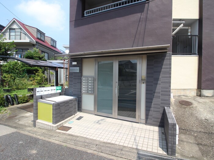 物件外観写真2　(エントランス部分)