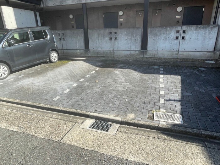 物件外観写真4　(駐車場)