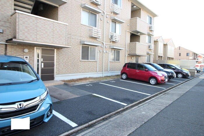 物件外観写真2　(駐車場)