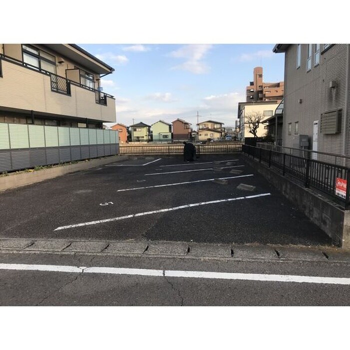 物件外観写真2　(駐車場)