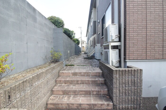 物件外観写真4　(エントランス部分)