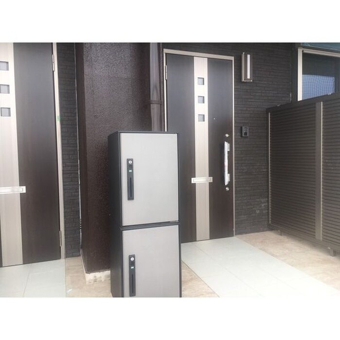 物件外観写真6　(エントランス部分)