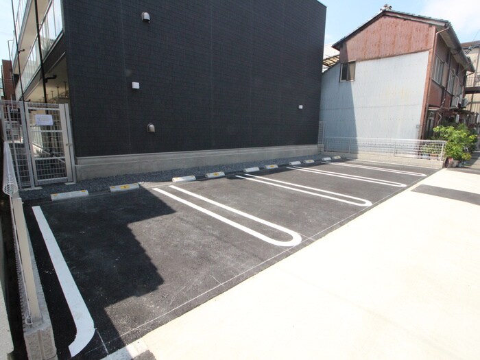 物件外観写真3　(駐車場)