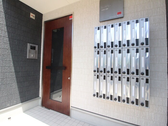 物件外観写真6　(エントランス部分)