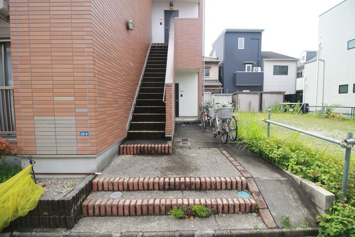 物件外観写真4　(エントランス部分)