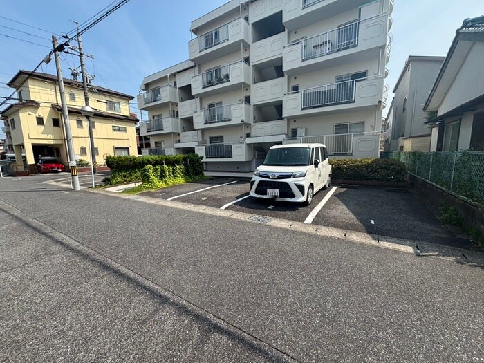 物件外観写真3　(駐車場)