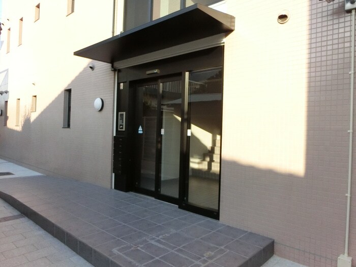 物件外観写真3　(エントランス部分)