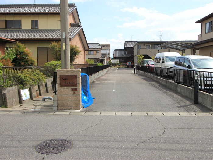 物件外観写真4　(エントランス部分)