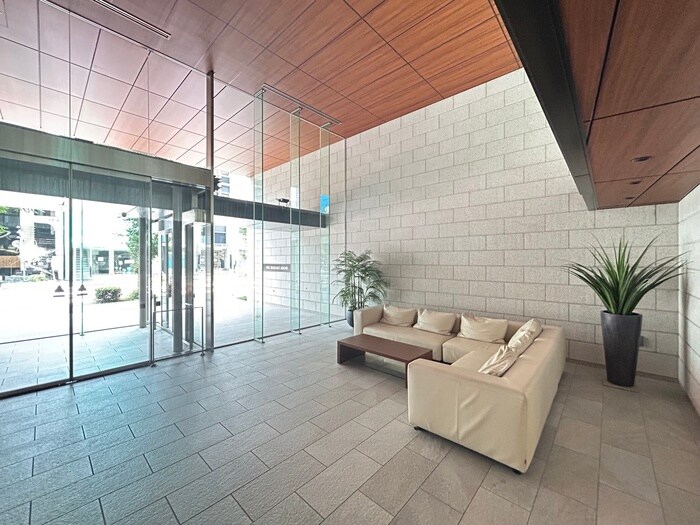 物件外観写真2　(エントランス部分)