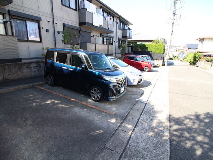 物件外観写真2　(駐車場)