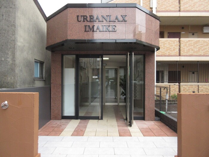 物件外観写真2　(エントランス部分)