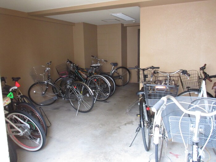 物件外観写真5　(駐輪場)