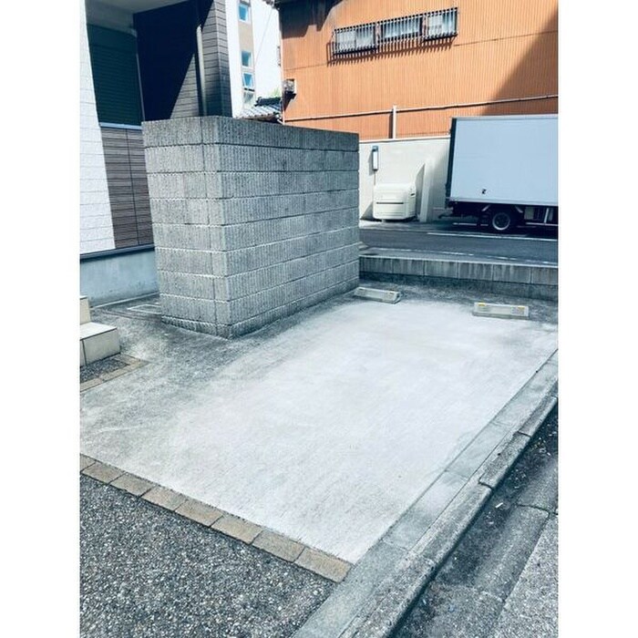 物件外観写真2　(駐車場)