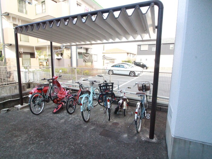 物件外観写真3　(駐輪場)