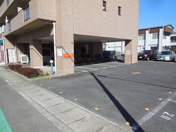 物件外観写真3　(駐車場)