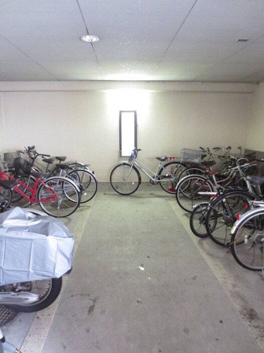 物件外観写真3　(駐輪場)