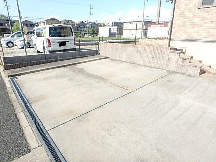 物件外観写真4　(駐車場)