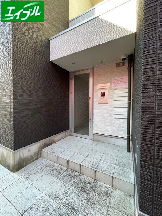 物件外観写真3　(エントランス部分)