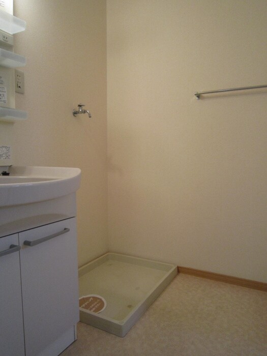 物件内観写真8　(洗濯機置場)