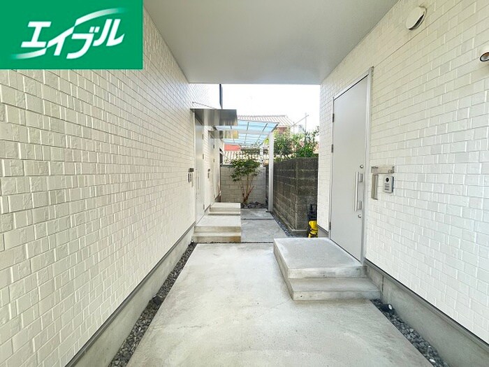 物件外観写真4　(エントランス部分)