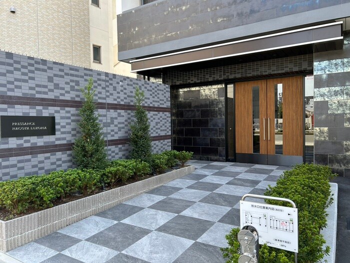 物件外観写真4　(エントランス部分)