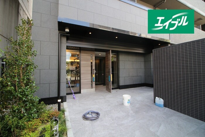 物件外観写真4　(エントランス部分)