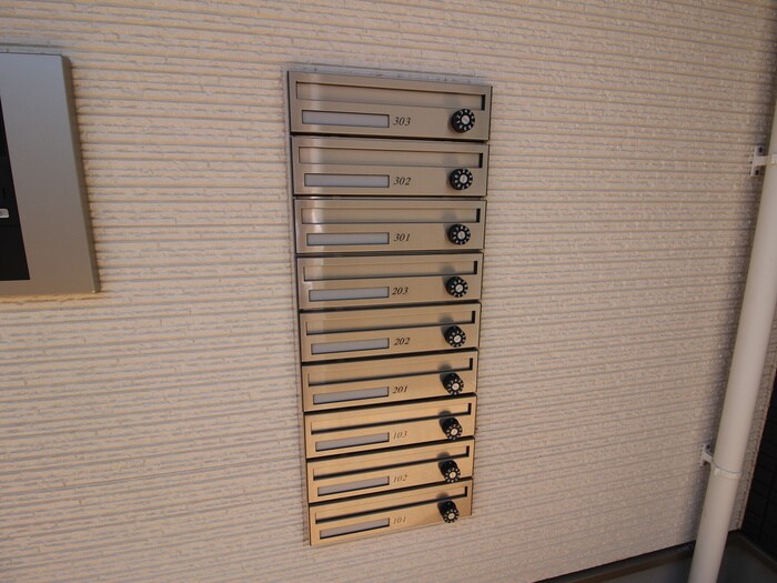 物件外観写真6　(エントランス部分)