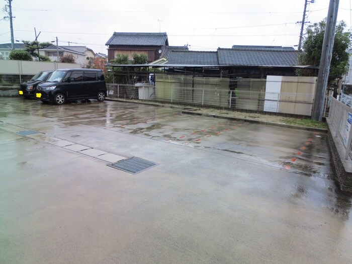 物件外観写真3　(駐車場)