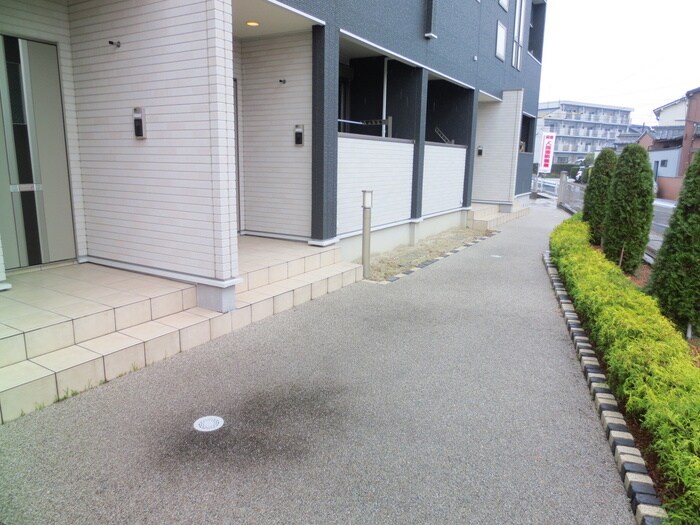 物件外観写真6　(エントランス部分)